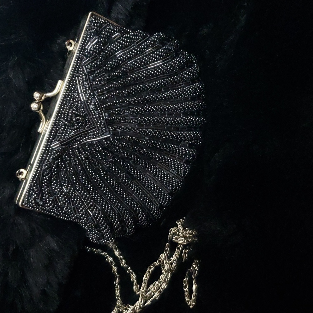 NWT La Regale Black Clamshell Hand Beaded Chain Bag